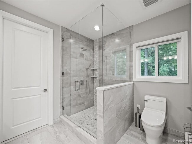 Building Photo - 3511 Lakecrest Dr