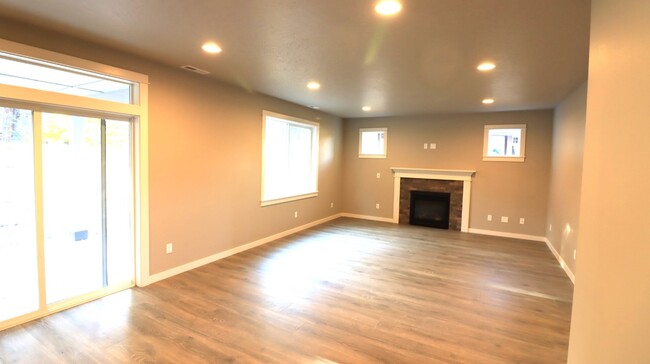 Building Photo - Rare 5/3 home in SE Bend