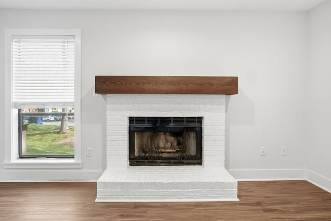 Building Photo - Beautifully Updated Condo with High-End Finishes Throughout