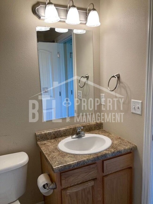 Building Photo - Beautiful Duplex in Forsyth, MO
