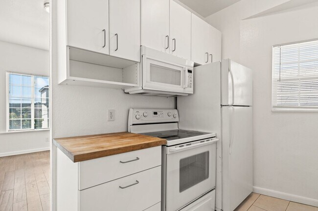 Building Photo - Fully Renovated 2-Bedroom in West Oakland ...