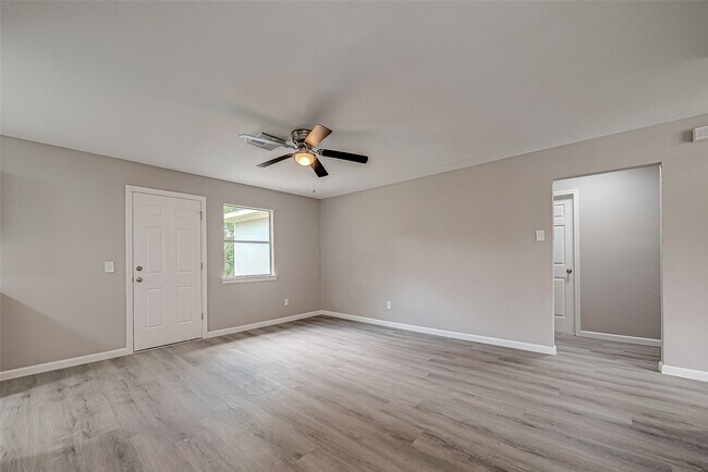 Building Photo - 8619 Valley Meadow Dr