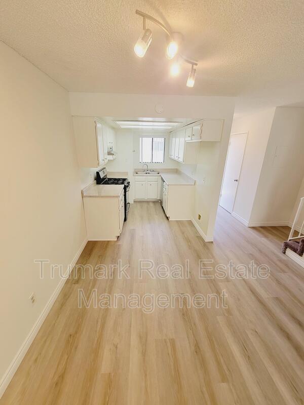 Building Photo - 553 E Orange Ave