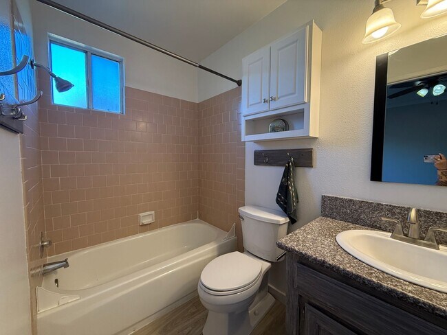 Building Photo - 2 bedroom, 2-bathroom home plus den/office in Fresno, CA!