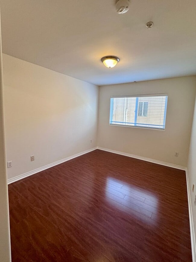 Building Photo - 3 bedroom 2 bath condo on Vanowen