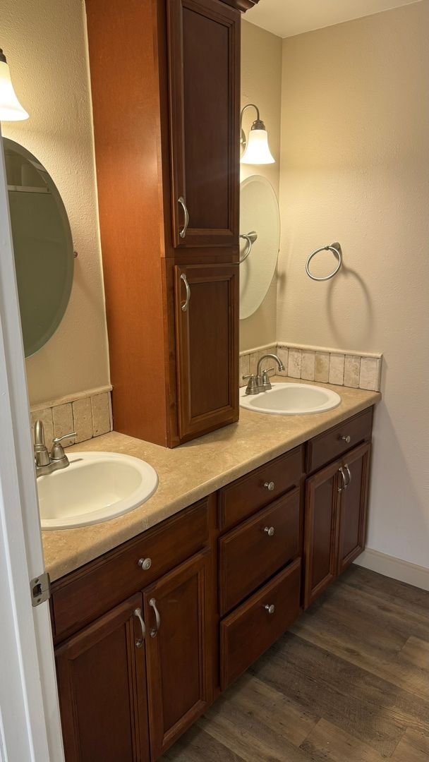 Building Photo - 3 Bed 2 1/4 Bath Townhome