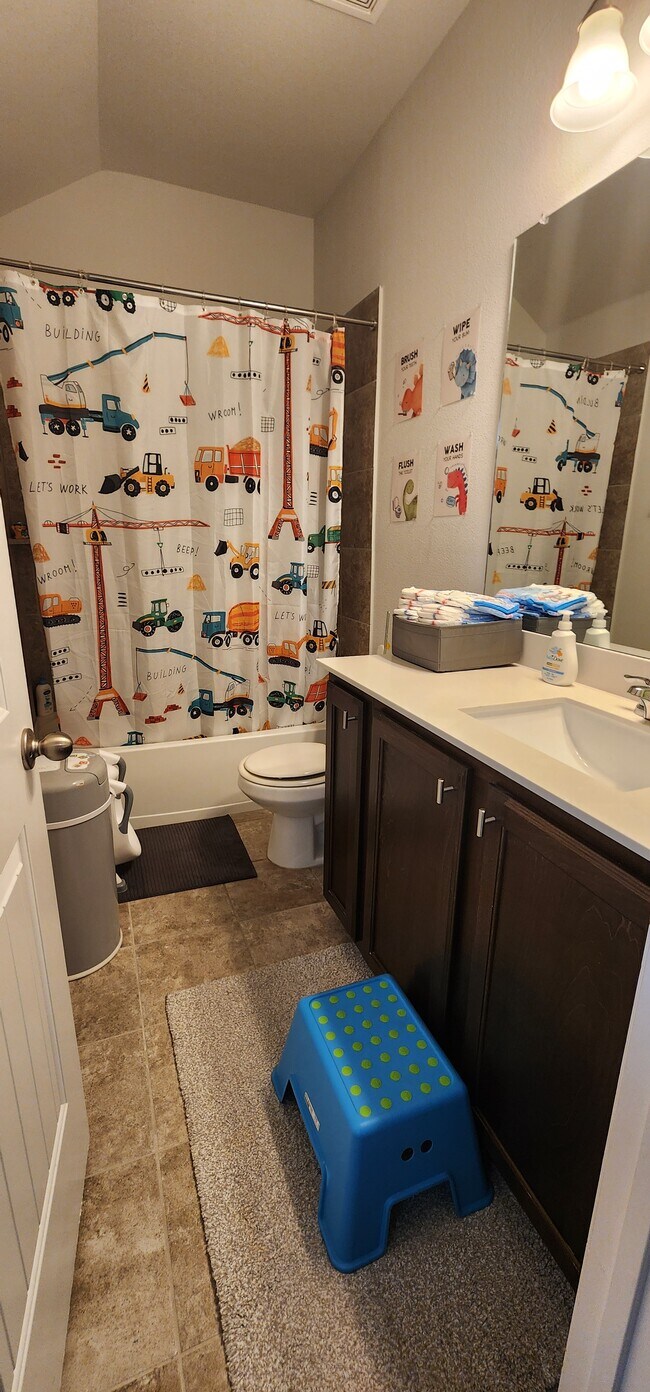 Attached bathroom - 2132 Bailey St