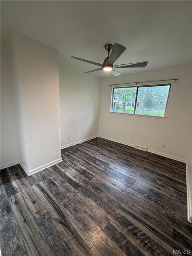 Building Photo - 713 Plaza Dr