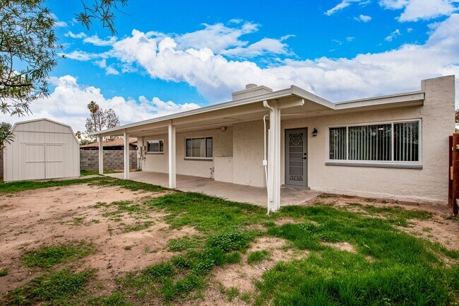 Building Photo - Beautifully updated Ranch Style Home