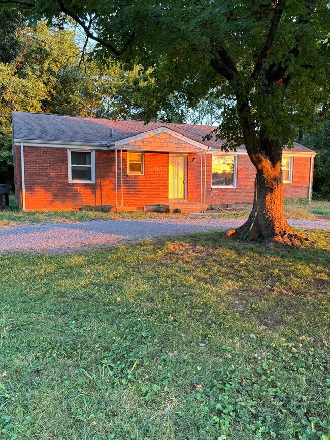 Building Photo - 4 Bedroom 2 Bath Home Available Immediately!