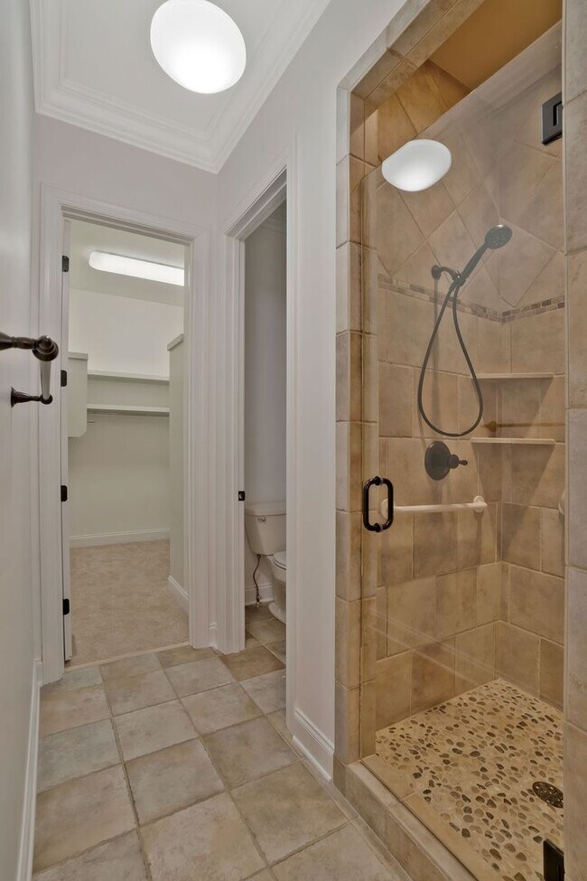 Building Photo - Stunning 4BE/3.5BA home in the very desira...
