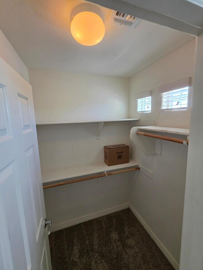 Building Photo - 2756 E Hickory St