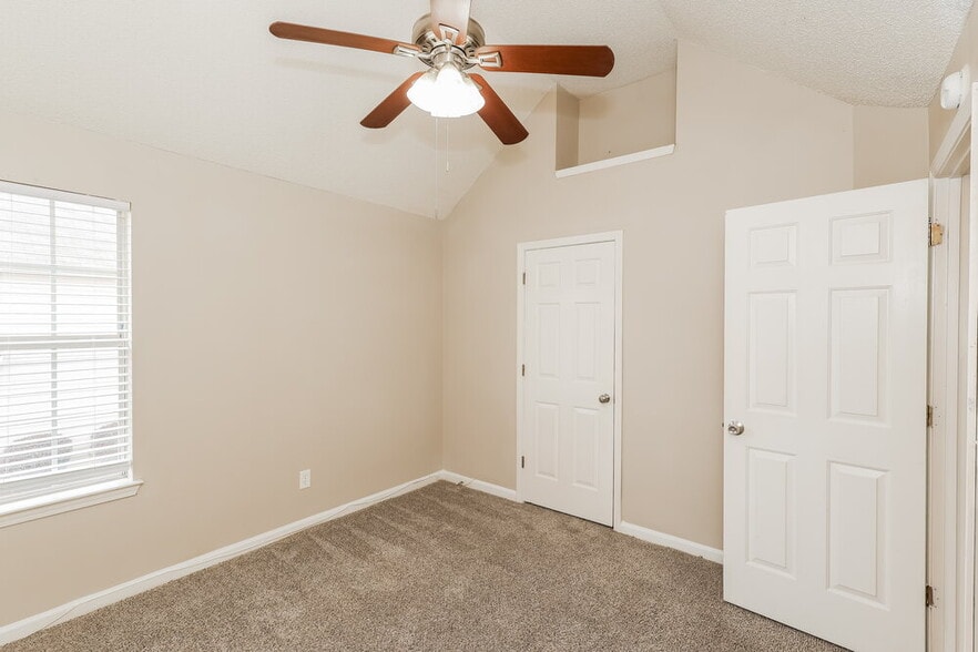 Building Photo - 248 Kings Cove