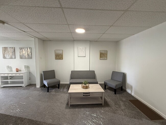 Building Photo - Don't miss out on this beautifully updated unit!