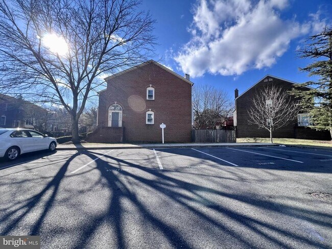 Building Photo - 1525 Templeton Pl