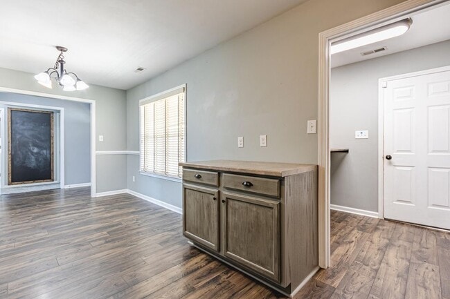 Building Photo - 223 Cherry Blossom Dr