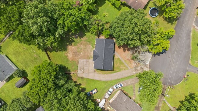 Building Photo - NEWLY REMODELED 3BR, 2BA in Hendersonville!