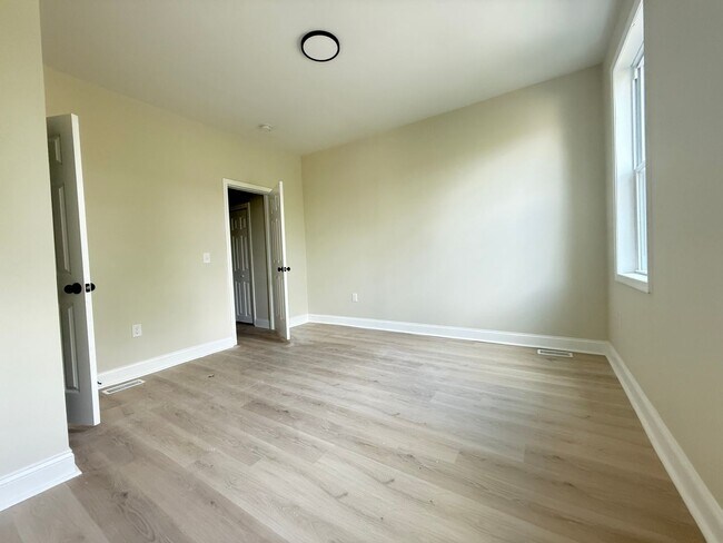 Building Photo - Three Bedroom Home in Baltimore