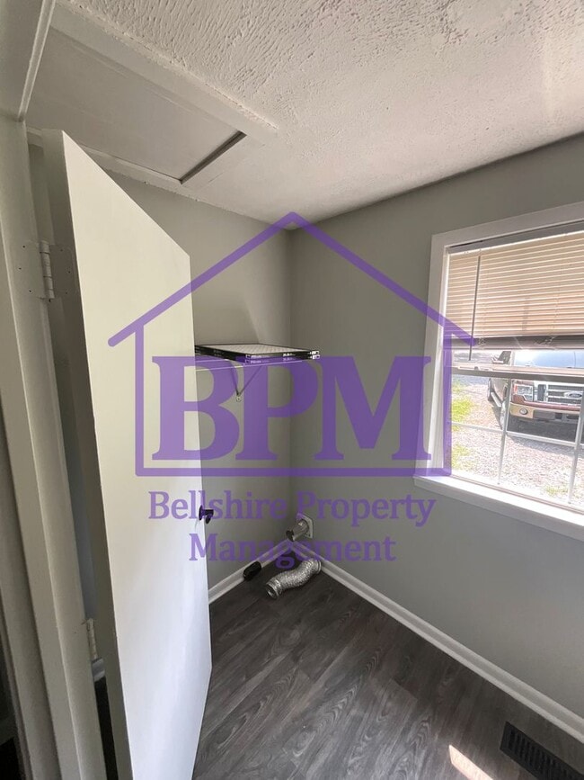 Building Photo - Freshly Updated 3 Bed, 1.5 Bath Home in Cl...