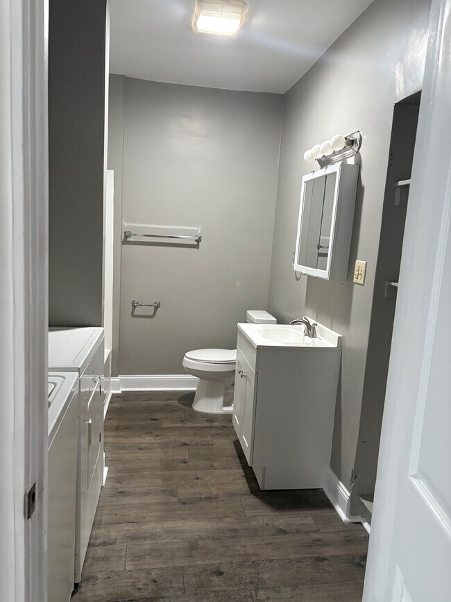 Building Photo - 652 Adams Ave