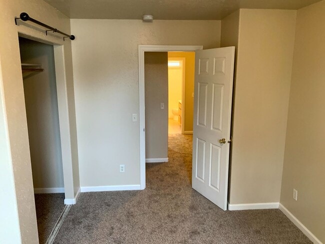 Building Photo - 4 Bedroom 2 Bathroom Home Near Thurston