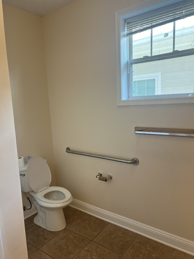 Building Photo - 306 St Francis St