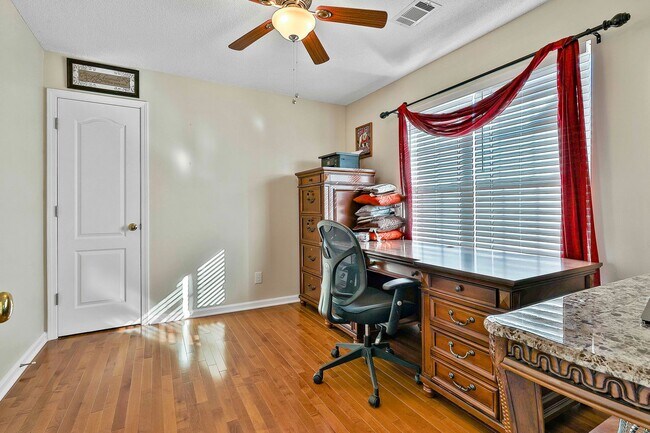 Building Photo - Furnished or Unfurnished 4 Bedroom with Internet Included!