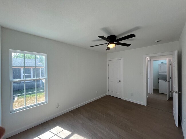 Building Photo - One Bedroom One Bath with Washer and Dryer Included