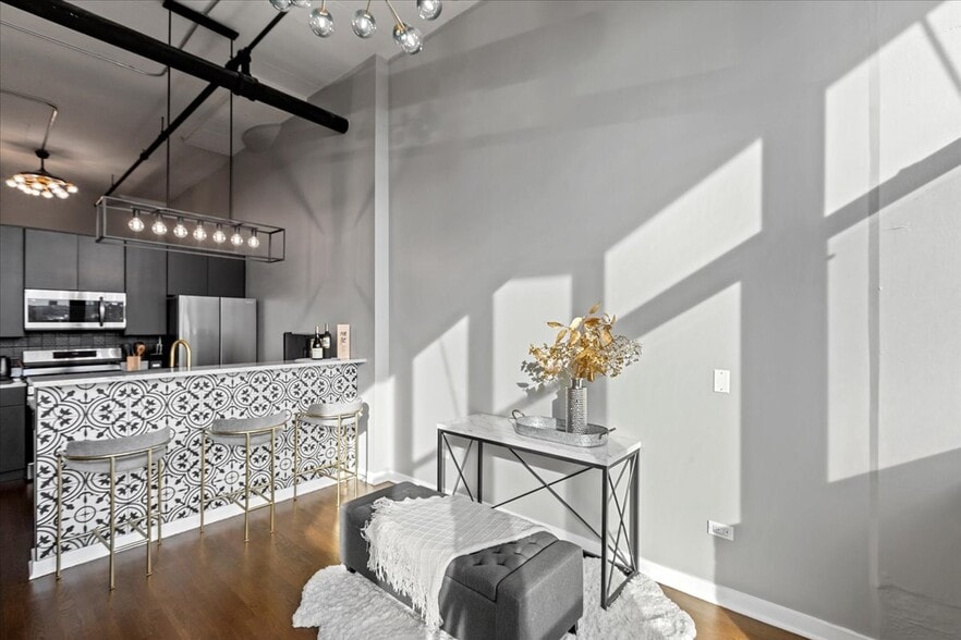 Building Photo - 1224 W Van Buren St