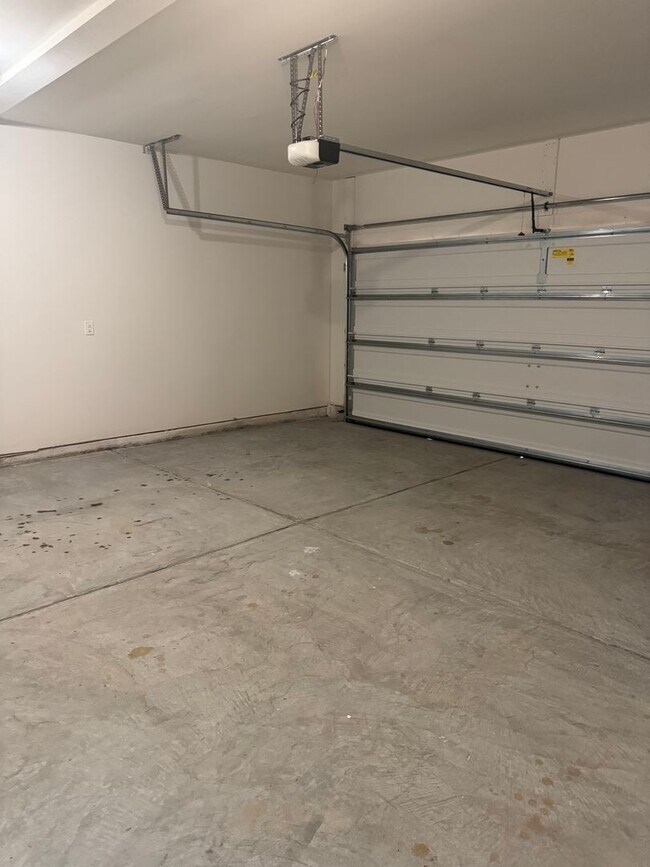 Building Photo - Beautiful Four Bedroom Townhouse in Sherri...