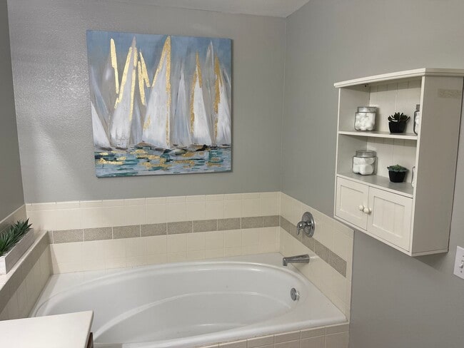Building Photo - Beautiful 3 bed 2.5 bath condo with gorgeous hard wood floors.