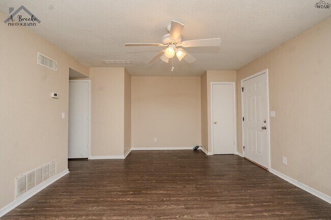 Building Photo - 1215 N Pacific Ave