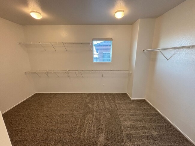 Building Photo - Gorgeous 6Bed/5Bath/4Car, 2-Story Home located in the Mountains Edge