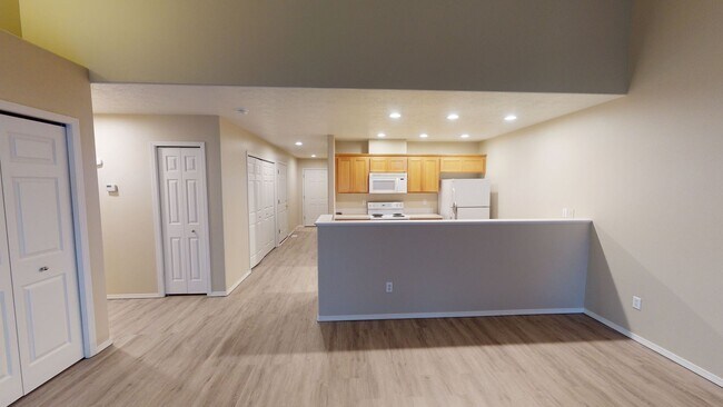 Building Photo - Single Level  House in Sandy- Great Open Floor Plan- Pet Friendly!