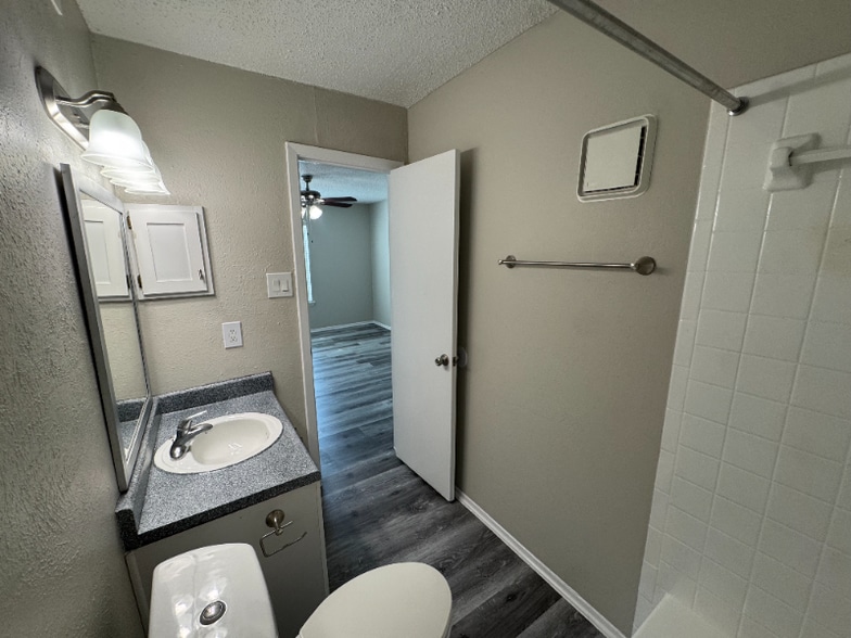 Building Photo - 2010 Estrada Pkwy