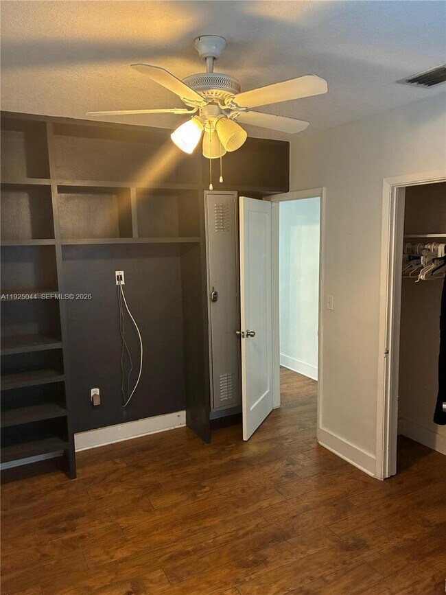 Building Photo - 705 E 9th Ct