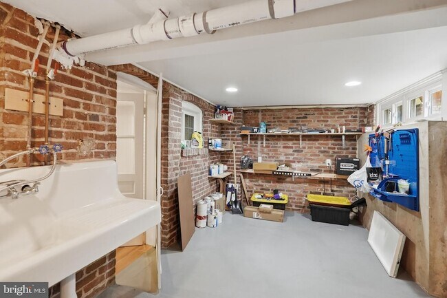 Building Photo - 3839 Beecher St NW