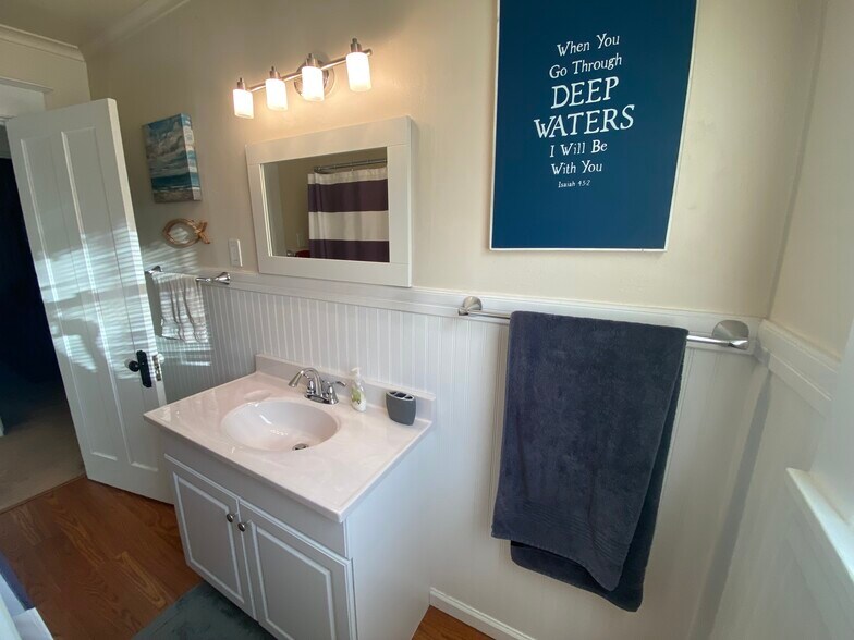 Building Photo - 329 E Grandview Ave