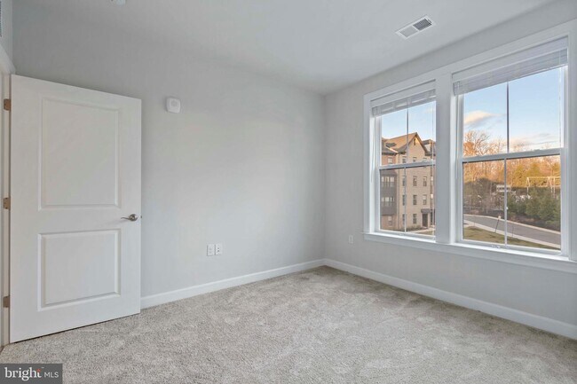 Building Photo - 3927 Fair Ridge Dr
