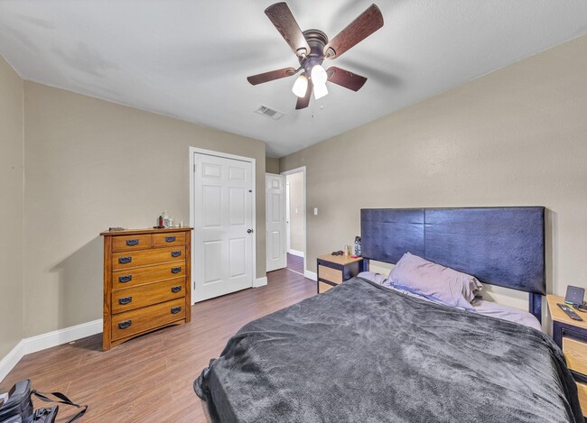 Building Photo - 460 School Ave