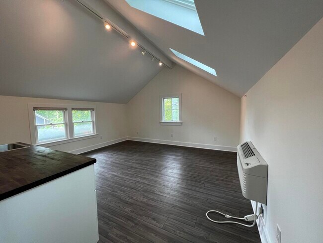 Building Photo - 310 2nd St