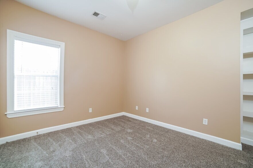 Building Photo - 2733 Graystone Dr