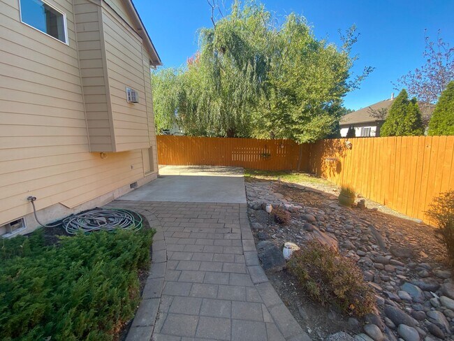 Building Photo - Single Level Charmer, SE Bend Established ...