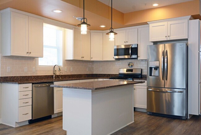 Building Photo - Beautiful 3 BD / 2.25 BA townhome in Rosemount!