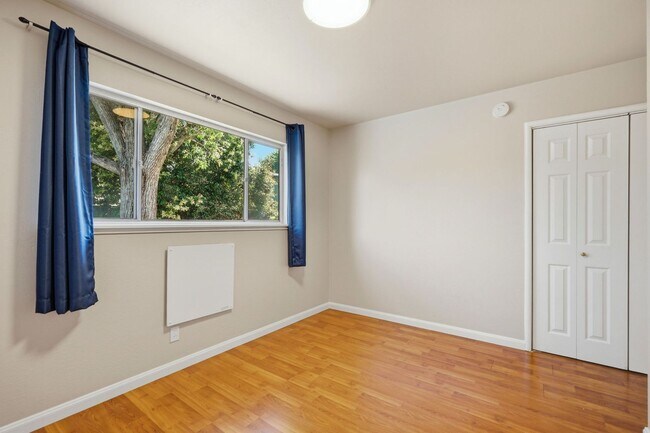 Building Photo - Beautiful Spacious 3-bedroom 1.5-Bath Home in Concord!