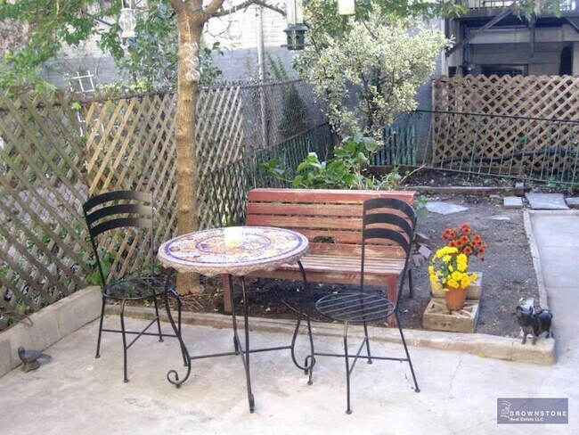 Building Photo - 586 Henry St