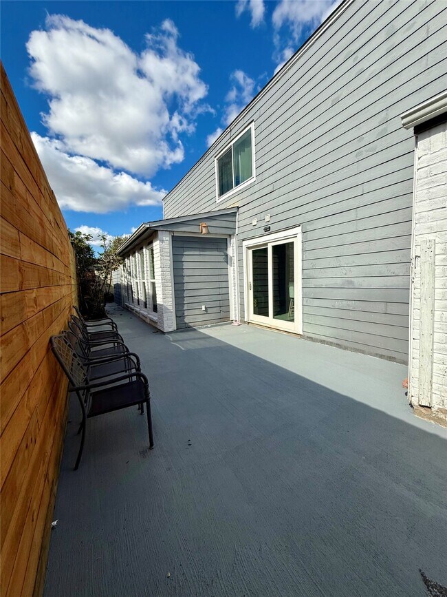 Building Photo - 3222 Freshmeadows Dr