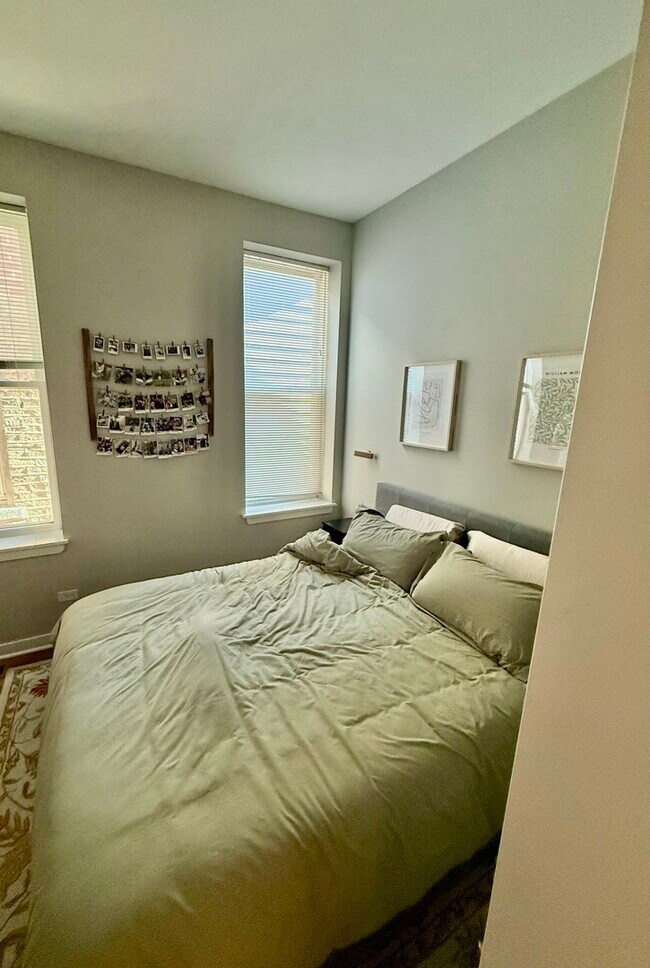 Building Photo - 1644 N Hermitage Ave