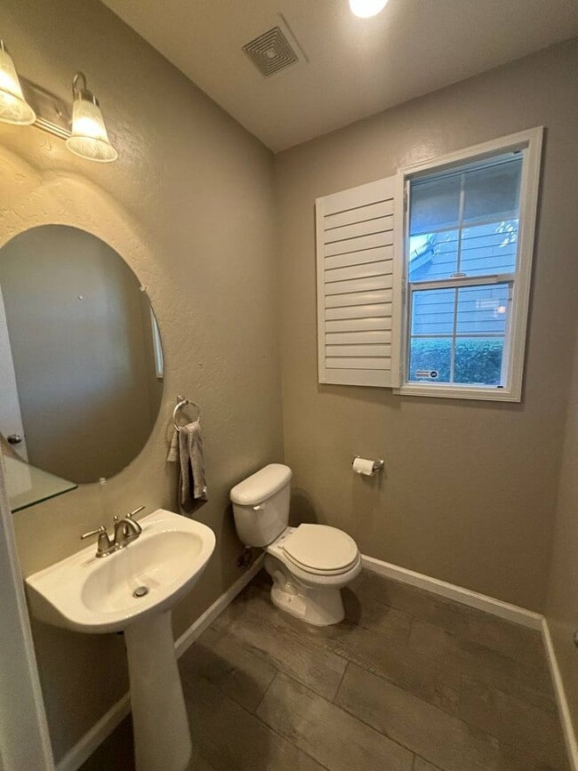 Building Photo - Beautiful 4 Bedroom Home Near Island Water...
