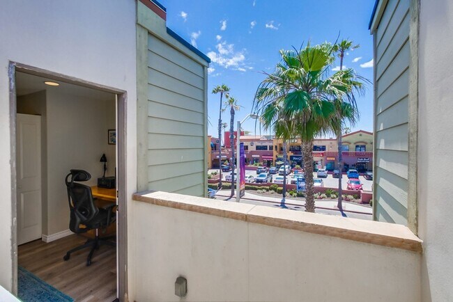 Building Photo - Steps From The Beach w/ All Utilities Included Available Jan - May 2025